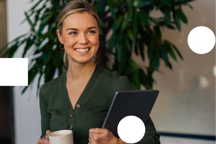 Benedikte med laptop og kaffekopp